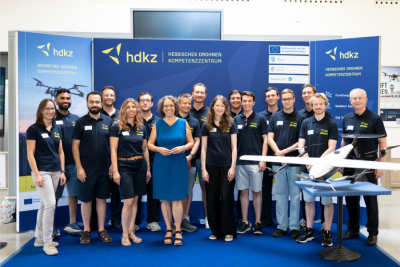 Das Team des Hessischen Drohnenkompetenzzentrums Kassel Airport (HDKZ) bei der feierlichen Eröffnung am 5. August 2026 auf dem Vorfeld des Kassel Airports.